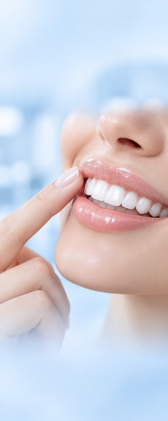 Tavolozza di tonalità di bianco vicino a un modello di dente su sfondo chiaro